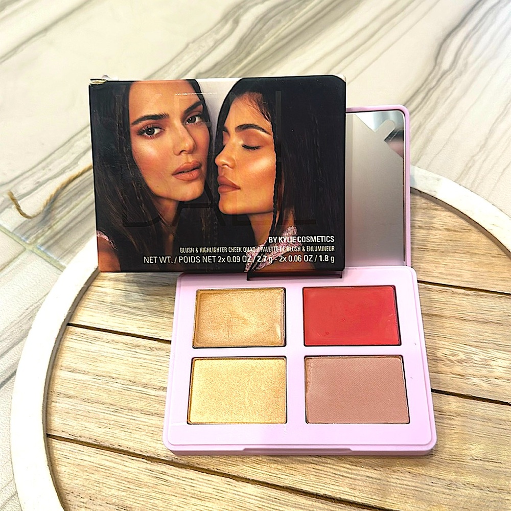 ❌SOLD❌🆕 KYLIE COSMETICS- KENDALL BLUSH & HIGHLIGHTER CHEEK QUAD